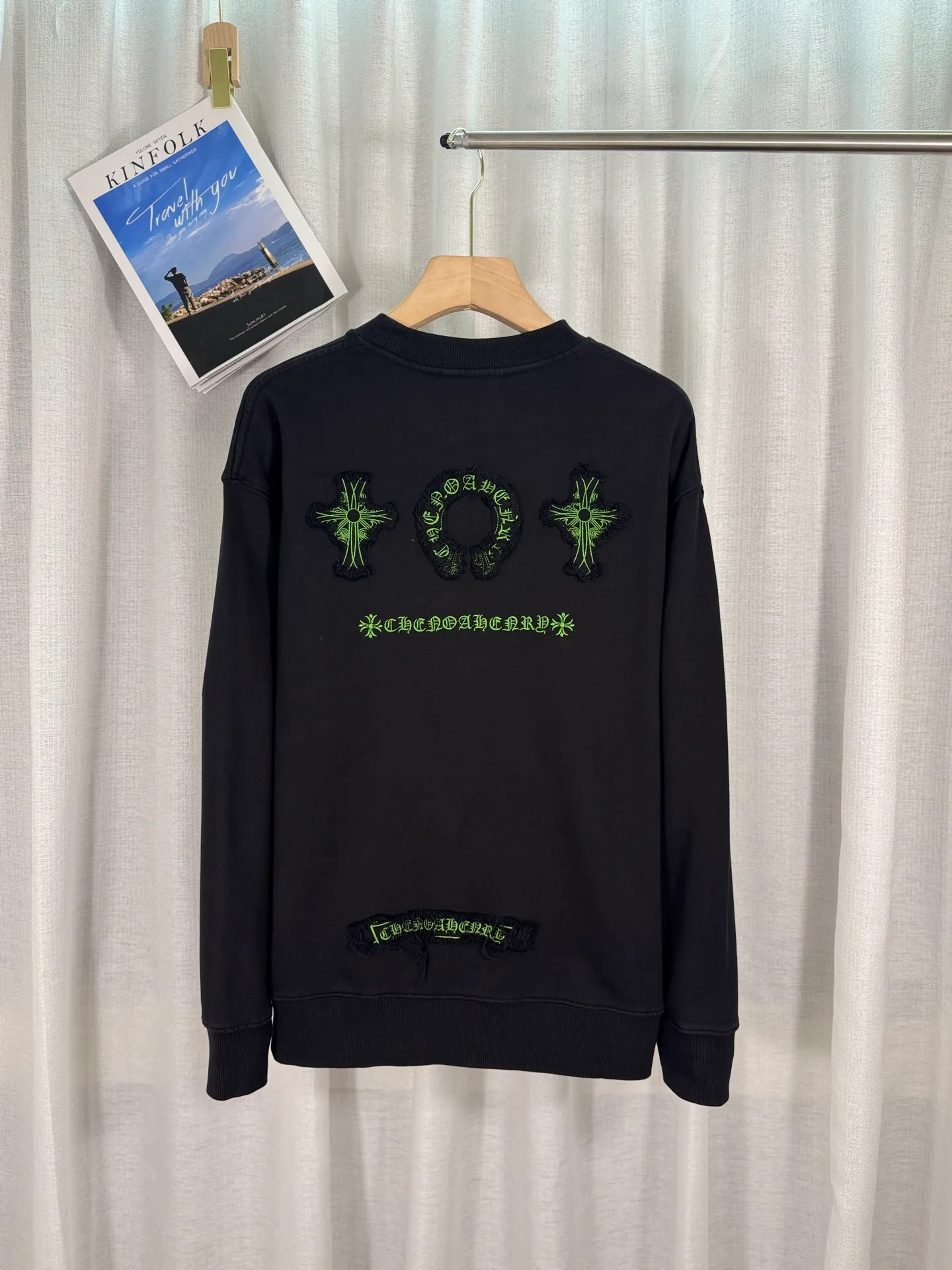 P260 top version, real shot without P, ​​different from market currency) 𝗖𝗵𝗿𝗼𝗺𝗲 𝗛𝗲𝗮𝗿𝘁𝘀/Cro Heart 2025 washed patch embroidery autumn and winter new original single counter American laser burnt 3D three-dimensional color embroidered couple casual sweatshirt 👑The highest version! Customized fabric 430g tripe terry fabric! American acid-washed and distressed original fabric laser burnt ✟appliqué embroidery and exquisite embroidery of letters! The best-selling model in the counter, very comfortable to wear. Accessories: original molded and authenticated collar label➕100% silk wash label. Genuine purchase-grade original hangtag➕matching hanging rope➕3D hanging beads➕original packaging bag. Craftsmanship: The original version has consistent wiring! The highest version of the armhole matching technique! Color: Pink Black Size: S M L XL Style No.: 9333